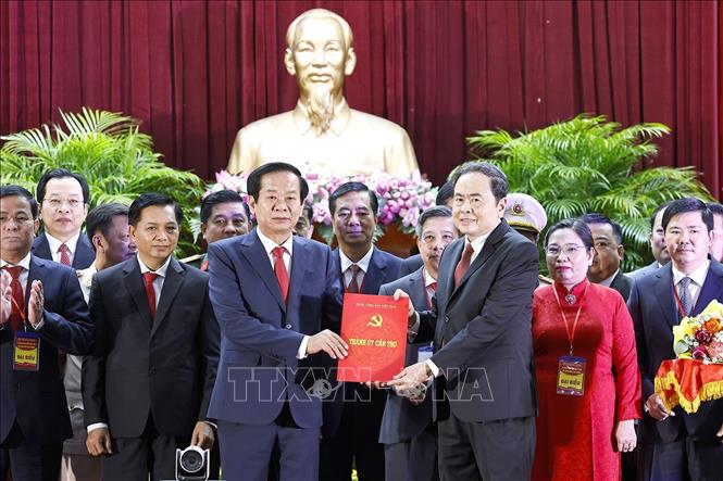 Chủ tịch Quốc hội Trần Thanh Mẫn trao Quyết định của Bộ Chính trị chỉ định Ban Chấp hành Đảng bộ thành phố Cần Thơ nhiệm kỳ 2020 – 2025 cho đồng chí Đỗ Thanh Bình, Ủy viên Trung ương Đảng, Bí thư Thành uỷ Cần Thơ. Ảnh: Doãn Tấn - TTXVN

