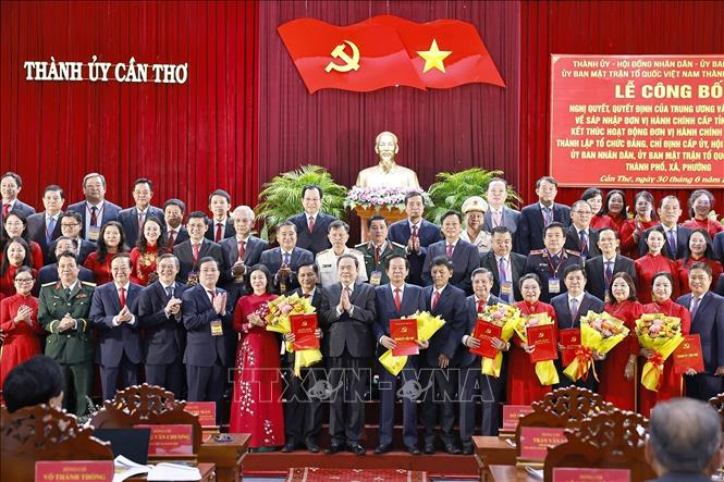 Chủ tịch Quốc hội Trần Thanh Mẫn trao các Quyết định của Bộ CHính trị, Ban Bí thư và tặng hoa chúc mừng Ban Chấp hành, Ban Thường vụ, Bí thư, Phó Bí thư Thành uỷ Cần Thơ nhiệm kỳ 2020 – 2025. Ảnh: Doãn Tấn - TTXVN

