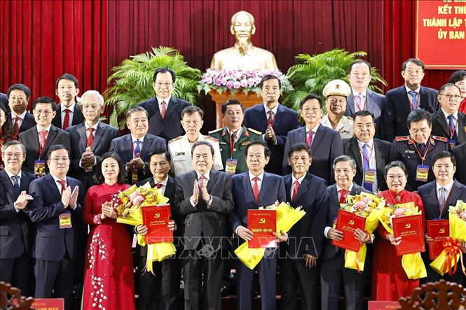 Chủ tịch Quốc hội Trần Thanh Mẫn trao các Quyết định của Bộ Chính trị, Ban Bí thư và tặng hoa chúc mừng Ban Chấp hành, Ban Thường vụ, Bí thư, Phó Bí thư Thành uỷ Cần Thơ nhiệm kỳ 2020 – 2025. Ảnh: Doãn Tấn - TTXVN

