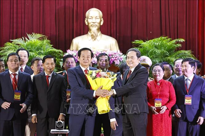 Chủ tịch Quốc hội Trần Thanh Mẫn chúc mừng đồng chí Đỗ Thanh Bình, Ủy viên Trung ương Đảng, Bí thư Thành uỷ Cần Thơ. Ảnh: Doãn Tấn - TTXVN

