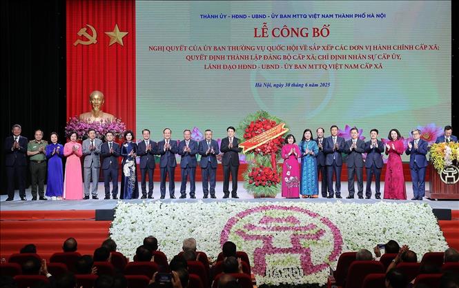 Chủ tịch nước Lương Cường trao tặng lẵng hoa, chúc mừng Đảng bộ, chính quyền và nhân dân thành phố Hà Nội. Ảnh: Lâm Khánh – TTXVN