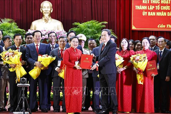 Chủ tịch Quốc hội Trần Thanh Mẫn trao Quyết định của Ủy ban Trung ương Mặt trận Tổ quốc Việt Nam về thành lập Ủy ban Mặt trận Tổ quốc Việt Nam thành phố Cần Thơ.  Ảnh: Doãn Tấn - TTXVN  