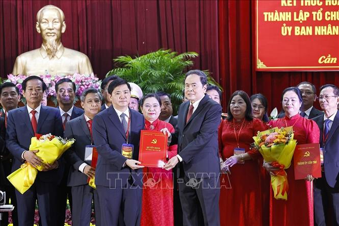 Chủ tịch Quốc hội Trần Thanh Mẫn trao Nghị quyết của Ủy ban Thường vụ Quốc hội chỉ định Trưởng đoàn, Phó Trưởng đoàn Đại biểu Quốc hội đơn vị thành phố Cần Thơ. Ảnh: Doãn Tấn - TTXVN