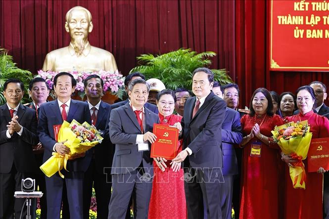 Chủ tịch Quốc hội Trần Thanh Mẫn trao Quyết định của Ban Bí thư chỉ định Ủy ban Kiểm tra Thành ủy, Chủ nhiệm, Phó Chủ nhiệm Ủy ban Kiểm tra Thành ủy Cần Thơ nhiệm kỳ 2020 - 2025. Ảnh: Doãn Tấn - TTXVN