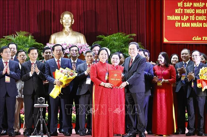 Chủ tịch Quốc hội Trần Thanh Mẫn trao Quyết định của Ban Bí thư chỉ định Ủy ban Kiểm tra Thành ủy, Chủ nhiệm, Phó Chủ nhiệm Ủy ban Kiểm tra Thành ủy Cần Thơ nhiệm kỳ 2020 - 2025. Ảnh: Doãn Tấn - TTXVN