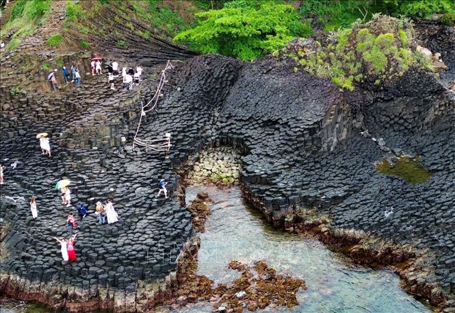 Với vẻ đẹp và giá trị khoa học độc nhất, Ghềnh Đá Đĩa thực sự là một di sản địa chất vô giá của Việt Nam và thế giới. Ảnh: Thanh Tùng - TTXVN