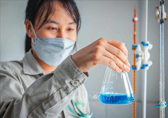 Kiểm tra hàm lượng N/P của dịch tiền trung hoà xưởng DAP. Ảnh: Hoàng Hiếu - TTXVN