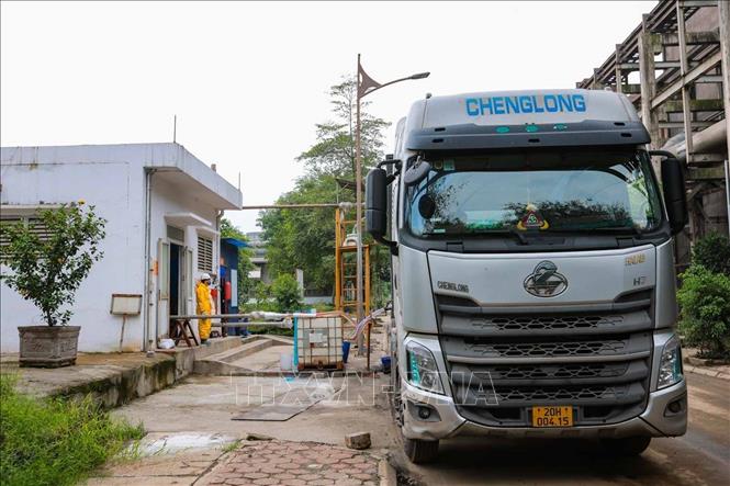 Cung cấp hoá chất tại Nhà máy sản xuất phân bón DAP Lào Cai. Ảnh: Hoàng Hiếu - TTXVN
