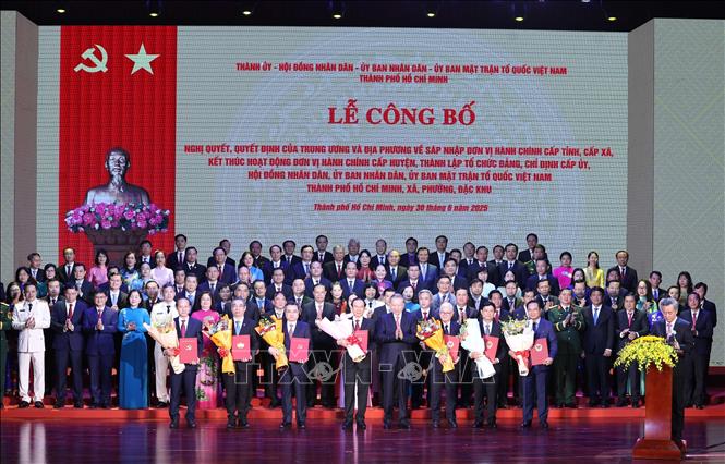 Tổng Bí thư Tô Lâm trao các nghị quyết, quyết định của Trung ương về việc sáp nhập đơn vị hành chính và thành lập tổ chức đảng, chỉ định cấp ủy, HĐND, UBND, Ủy ban MTTQ Việt Nam của TP Hồ Chí Minh. Ảnh: Thống Nhất – TTXVN