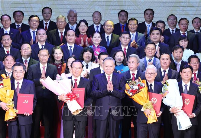 Tổng Bí thư Tô Lâm trao các nghị quyết, quyết định của Trung ương về việc sáp nhập đơn vị hành chính và thành lập tổ chức đảng, chỉ định cấp ủy, HĐND, UBND, Ủy ban MTTQ Việt Nam của TP Hồ Chí Minh. Ảnh: Thống Nhất – TTXVN