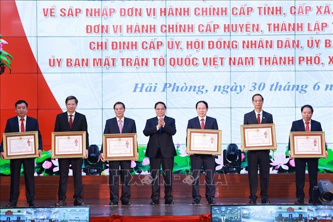 Thủ tướng Phạm Minh Chính trao Huân chương Lao động hạng Nhì, hạng Ba của Chủ tịch nước tặng các cá nhân có thành tích xuất sắc trong công tác lãnh đạo, chỉ đạo, góp phần xây dựng và bảo vệ Tổ quốc. Ảnh: Dương Giang-TTXVN 