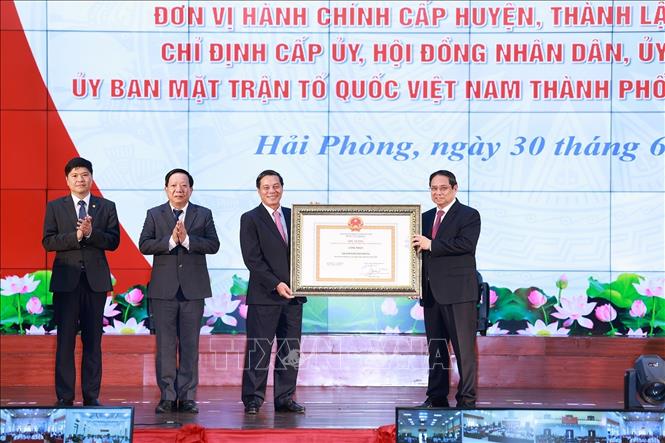 Thủ tướng Phạm Minh Chính trao Quyết định Công nhận thành phố Hải Phòng hoàn thành nhiệm vụ xây dựng nông thôn mới năm 2024. Ảnh: Dương Giang-TTXVN