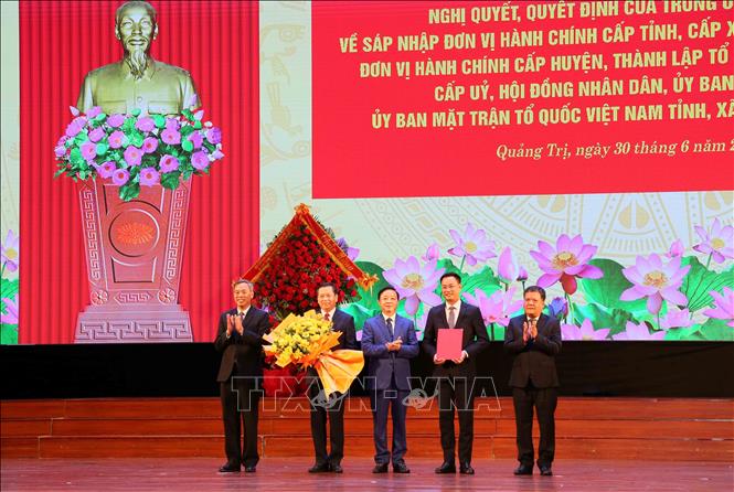 Phó Thủ tướng Trần Hồng Hà trao Nghị quyết, Quyết định của Trung ương cho các đồng chí Thường trực Tỉnh ủy Quảng Trị (mới). Ảnh: Tá Chuyên – TTXVN