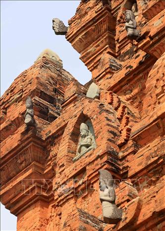 Tháp chính cao 20m50, nhiều tầng, tầng trên là sự lập lại tầng dưới thu nhỏ cho đến đỉnh là một trụ đá nhọn, biểu tượng là một Linga. Ở các góc tháp lên dần đều là các ụ vuông nhỏ, các góc có gắn tượng thú bằng đá và các hình ngọn lửa bằng gạch nung. Ảnh: Nhật Anh - TTXVN