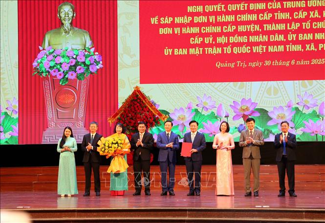 Phó Thủ tướng Trần Hồng Hà trao Quyết định cho đồng chí Chủ tịch, Phó Chủ tịch Ủy ban MTTQ Việt Nam tỉnh Quảng Trị (mới). Ảnh: Tá Chuyên – TTXVN