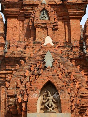 Tháp gồm một cửa chính ra vào ở hướng Đông, trên cửa là mái vòm, có 2 trụ đá lớn đỡ, mặt trụ đá khắc chữ Chăm cổ, bên trên cửa có phù điêu thần Siva múa, có 6 tay. Ảnh: Nhật Anh - TTXVN