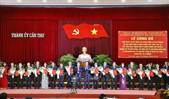 Đồng chí Đỗ Thanh Bình, Ủy viên Trung ương Đảng, Bí thư Thành uỷ Cần Thơ trao Quyết định cho Ban Chấp hành đảng bộ xã, phường. Ảnh: Doãn Tấn - TTXVN

