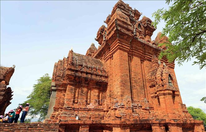 Tháp Chính là trung tâm của cụm tháp, cao hơn 20 m, có một lối ra vào. Năm 1979 cụm tháp được Bộ Văn hóa xếp hạng di tích Lịch sử - Kiến trúc nghệ thuật điêu khắc Chăm. Ảnh: Nhật Anh - TTXVN