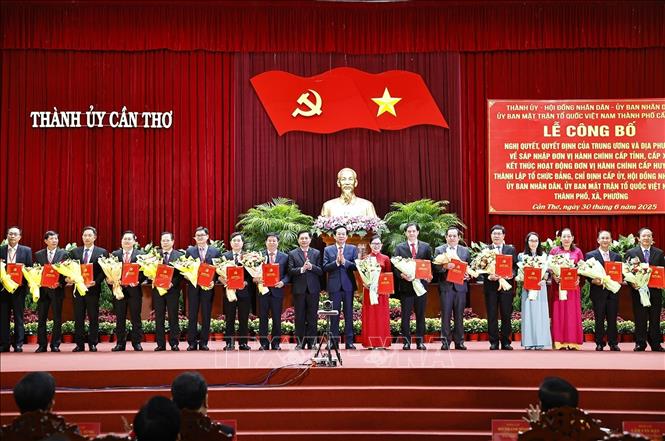 Đồng chí Đỗ Thanh Bình, Ủy viên Trung ương Đảng, Bí thư Thành uỷ Cần Thơ trao Quyết định cho Ban Chấp hành đảng bộ xã, phường. Ảnh: Doãn Tấn - TTXVN

