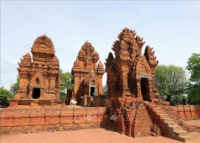 Tháp Pô Klông Garai là một quần thể gồm 3 ngôi tháp: tháp chính thờ tượng vua Pô Klông Garai, tháp cổng ở phía Đông và tháp Thần Lửa chếch phía Nam có mái hình thuyền. Ảnh: Nhật Anh - TTXVN
