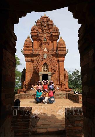 Sự kết hợp giữa giá trị lịch sử, kiến trúc và các hoạt động văn hóa sống động làm nên sức hấp dẫn đặc biệt của Pô Klông Garai đối với du khách. Ảnh: Nhật Anh - TTXVN