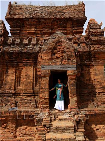 Nơi đây không chỉ là di tích để tham quan mà còn là một trung tâm của các thực hành tín ngưỡng Chăm đương đại. Ảnh: Nhật Anh - TTXVN