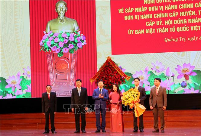 Phó Thủ tướng Trần Hồng Hà trao quyết định cho đồng chí Chủ nhiệm Ủy ban Kiểm tra Tỉnh ủy Quảng Trị (mới). Ảnh: Tá Chuyên – TTXVN