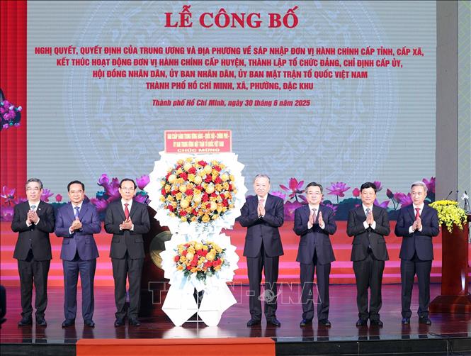 Tổng Bí thư Tô Lâm thay mặt Ban Chấp hành Trung ương, Chính phủ, Quốc hội, Ủy ban Trung ương Mặt trận Tổ quốc Việt Nam tặng hoa chúc mừng cho lãnh đạo chủ chốt Thành phố Hồ Chí Minh.  Ảnh: Thống Nhất – TTXVN