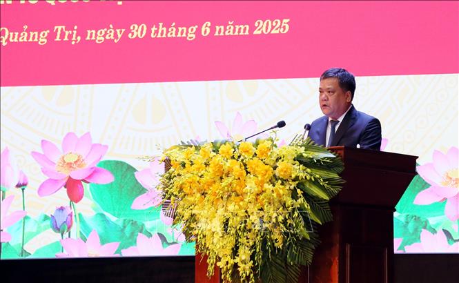 Phó Bí thư Tỉnh ủy, Chủ tịch UBND tỉnh Quảng Trị (mới) Trần Phong công bố Nghị quyết, Quyết định của tỉnh đối với sáp nhập xã, phường, đặc khu. Ảnh: Tá Chuyên – TTXVN