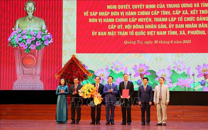 Phó Thủ tướng Trần Hồng Hà trao Nghị quyết cho các đồng chí Chủ tịch, các Phó Chủ tịch HĐND, Trưởng Đoàn, Phó Trưởng Đoàn đại biểu Quốc hội tỉnh Quảng Trị (mới). Ảnh: Tá Chuyên – TTXVN