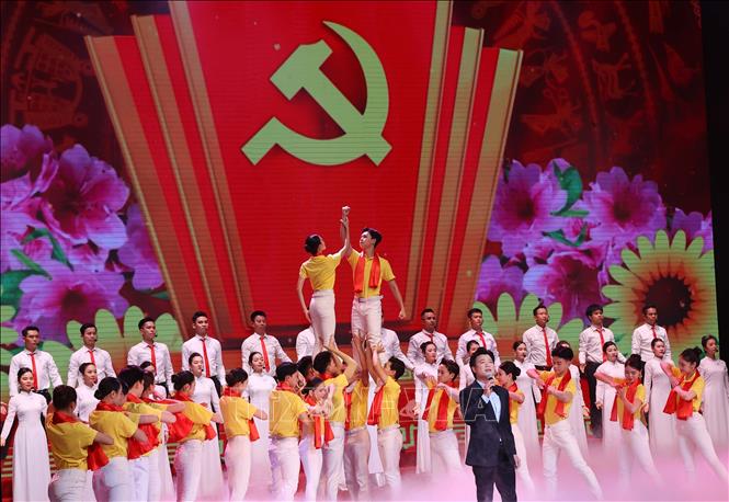 Chương trình văn nghệ chào mừng tại buổi lễ. Ảnh: Văn Điệp – TTXVN