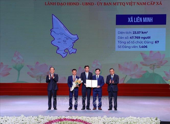 Đồng chí Trần Sỹ Thanh (bên phải), Ủy viên Trung ương Đảng, Phó Bí thư Thành ủy, Chủ tịch UBND thành phố Hà Nội và Phó Bí thư Thành ủy, Chủ tịch HĐND thành phố Hà Nội Nguyễn Ngọc Tuấn trao Quyết định thành lập Đảng bộ xã Liên Minh. Ảnh: Văn Điệp – TTXVN