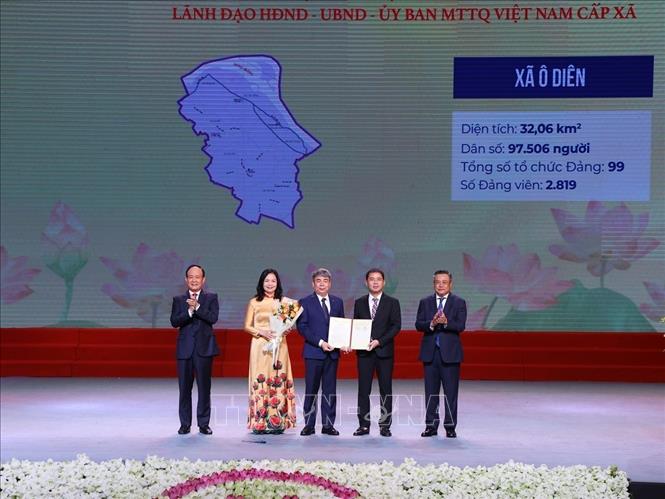 Đồng chí Trần Sỹ Thanh (bên phải), Ủy viên Trung ương Đảng, Phó Bí thư Thành ủy, Chủ tịch UBND thành phố Hà Nội và Phó Bí thư Thành ủy, Chủ tịch HĐND thành phố Hà Nội Nguyễn Ngọc Tuấn trao Quyết định thành lập Đảng bộ xã Ô Diên. Ảnh: Văn Điệp – TTXVN