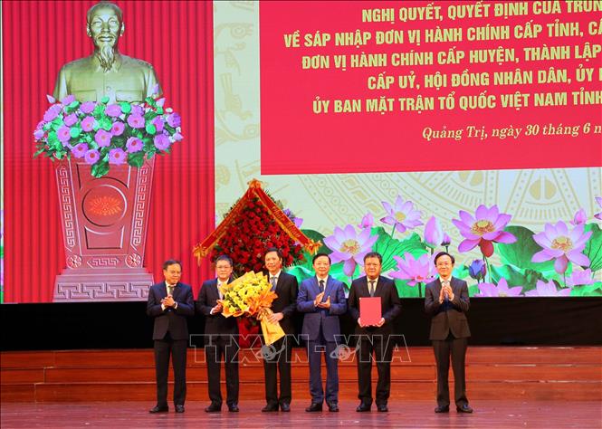 Phó Thủ tướng Trần Hồng Hà trao Quyết định cho đồng chí Chủ tịch, Phó Chủ tịch UBND tỉnh Quảng Trị (mới). Ảnh: Tá Chuyên – TTXVN