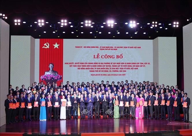 168 đồng chí bí thư xã, phường, đặc khu nhận quyết định. Ảnh: Thống Nhất – TTXVN
