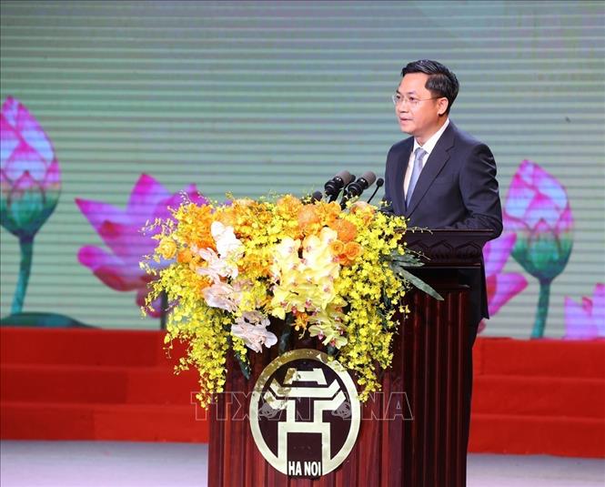 Trưởng Ban Tổ chức Thành ủy Hà Nội Hà Minh Hải điều hành nội dung trao các quyết định cho Đảng bộ phường, xã. Ảnh: Văn Điệp – TTXVN
