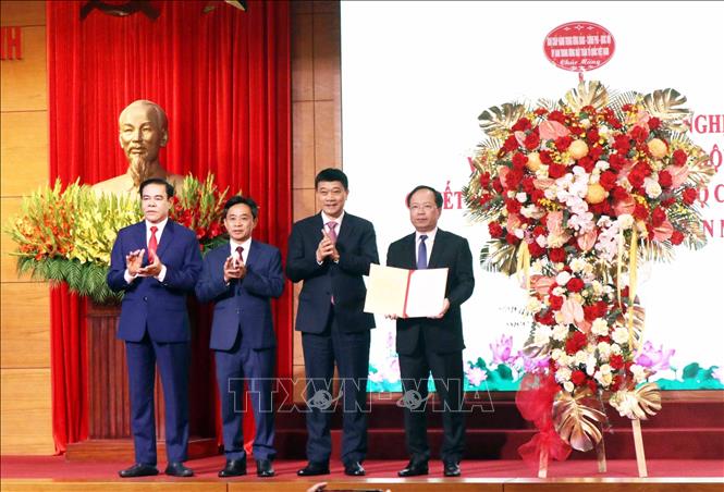 Phó Chủ tịch Quốc hội Vũ Hồng Thanh trao Quyết định của Bộ Chính trị cho Ban Thường vụ Tỉnh ủy Hà Tĩnh. Ảnh: Công Tường-TTXVN