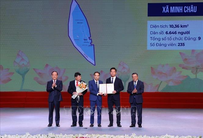 Đồng chí Trần Sỹ Thanh (bên phải), Ủy viên Trung ương Đảng, Phó Bí thư Thành ủy, Chủ tịch UBND thành phố Hà Nội và Phó Bí thư Thành ủy, Chủ tịch HĐND thành phố Hà Nội Nguyễn Ngọc Tuấn trao Quyết định của BCH Đảng bộ thành phố cho Đảng bộ xã Minh Châu. Ảnh: Văn Điệp – TTXVN