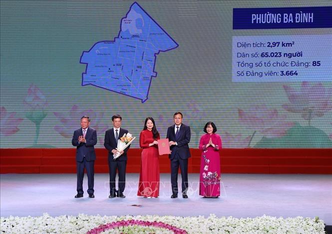 Đồng chí Bùi Thị Minh Hoài, Ủy viên Bộ Chính trị, Bí thư Thành ủy Hà Nội và đồng chí Nguyễn Văn Phong, Phó Bí thư Thường trực Thành uỷ Hà Nội trao quyết định thành lập Đảng bộ phường Ba Đình. Ảnh: Văn Điệp – TTXVN