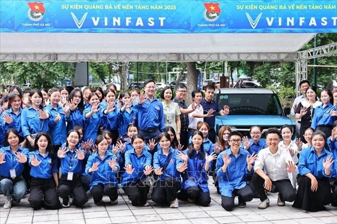 Đồng chí Trần Quang Hưng, Phó Bí thư Thành đoàn Hà Nội cùng các bạn đoàn viên thanh niên. Ảnh: Minh Đức – TTXVN