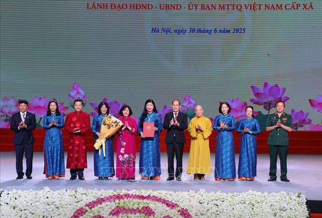 Ủy viên Bộ Chính trị, Bí thư Thành ủy Hà Nội Bùi Thị Minh Hoài và Phó Chủ tịch Ủy Trung ương Mặt trận Tổ Quốc Việt Nam Hoàng Công Thủy trao Quyết định của Ủy ban Trung ương Mặt trận Tổ Quốc Việt Nam cho Ban Thường trực Ủy ban Mặt trận Tổ quốc Việt Nam thành phố Hà Nội nhiệm kỳ 2024 - 2029. Ảnh: Văn Điệp – TTXVN