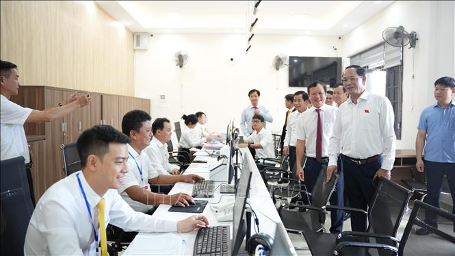 Phó Chủ tịch Quốc hội Trần Quang Phương thăm, kiểm tra tình hình thực hiện chính quyền 2 cấp tại phường Phú Xuân, thành phố Huế. Ảnh: Mai Trang - TTXVN