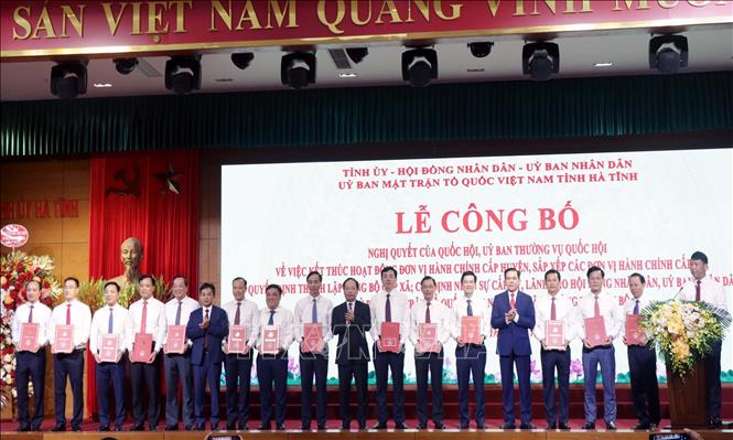 Lãnh đạo tỉnh Hà Tĩnh trao quyết định cho lãnh đạo các sở, ngành. Ảnh: Công Tường-TTXVN