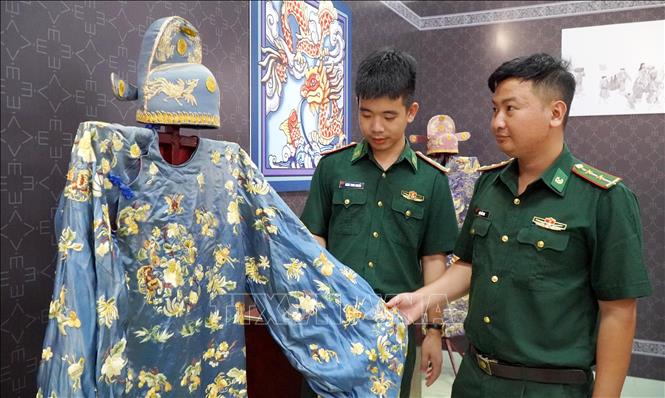 Các đại biểu tham quan triển lãm. Ảnh: Lê Phước Ngọc - TTXVN
