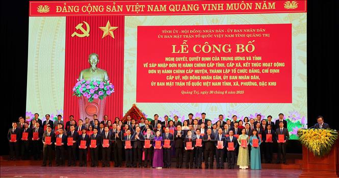 Trao Quyết định cho 78 đồng chí Bí thư Đảng ủy xã, phường, đặc khu tỉnh Quảng Trị (mới). Ảnh: Tá Chuyên - TTXVN