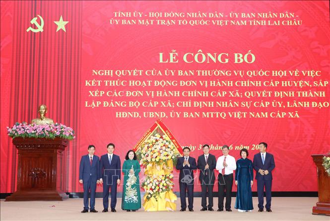 Bộ trưởng Bộ Tài chính Nguyễn Văn Thắng chúc mừng tỉnh Lai Châu. Ảnh: Nguyễn Oanh-TTXVN