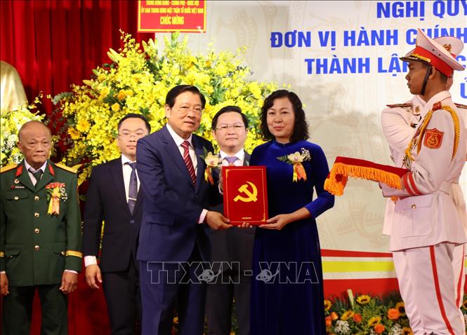 Đồng chí Phan Đình Trạc (trái) trao Quyết định chỉ định bà Huỳnh Thị Hằng, Phó Bí thư Tỉnh ủy Đồng Nai, giữ chức Chủ tịch Ủy ban MTTQ Việt Nam tỉnh Đồng Nai (mới). Ảnh: Sỹ Tuyên - TTXVN