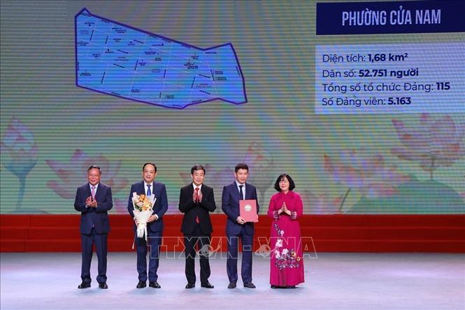 Đồng chí Bùi Thị Minh Hoài, Ủy viên Bộ Chính trị, Bí thư Thành ủy Hà Nội và đồng chí Nguyễn Văn Phong, Phó Bí thư Thường trực Thành uỷ Hà Nội trao quyết định thành lập Đảng bộ phường Cửa Nam. Ảnh: Văn Điệp – TTXVN