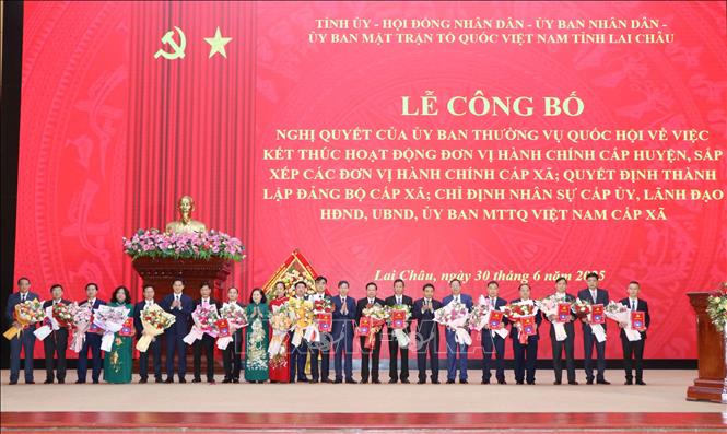 Trao quyết định cho các cá nhân được chỉ định giữ chức bí thư đảng ủy xã, phường trên địa bàn tỉnh Lai Châu. Ảnh: Nguyễn Oanh-TTXVN