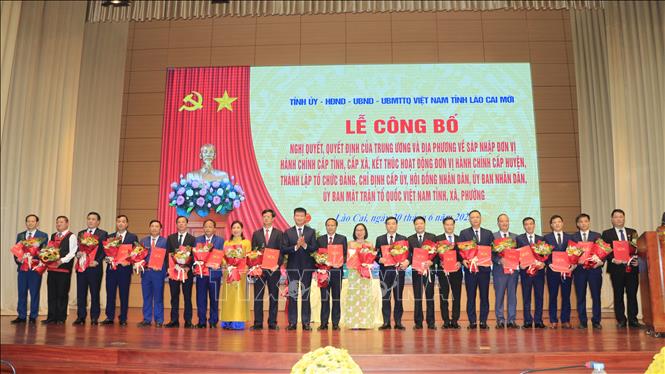 Chủ tịch UBND tỉnh Lào Cai Trần Huy Tuấn trao Quyết định cho Bí thư các xã, phường. Ảnh: Đinh Thùy - TTXVN